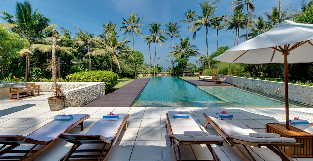 Villa Samadhana - Sun loungers with ocean view